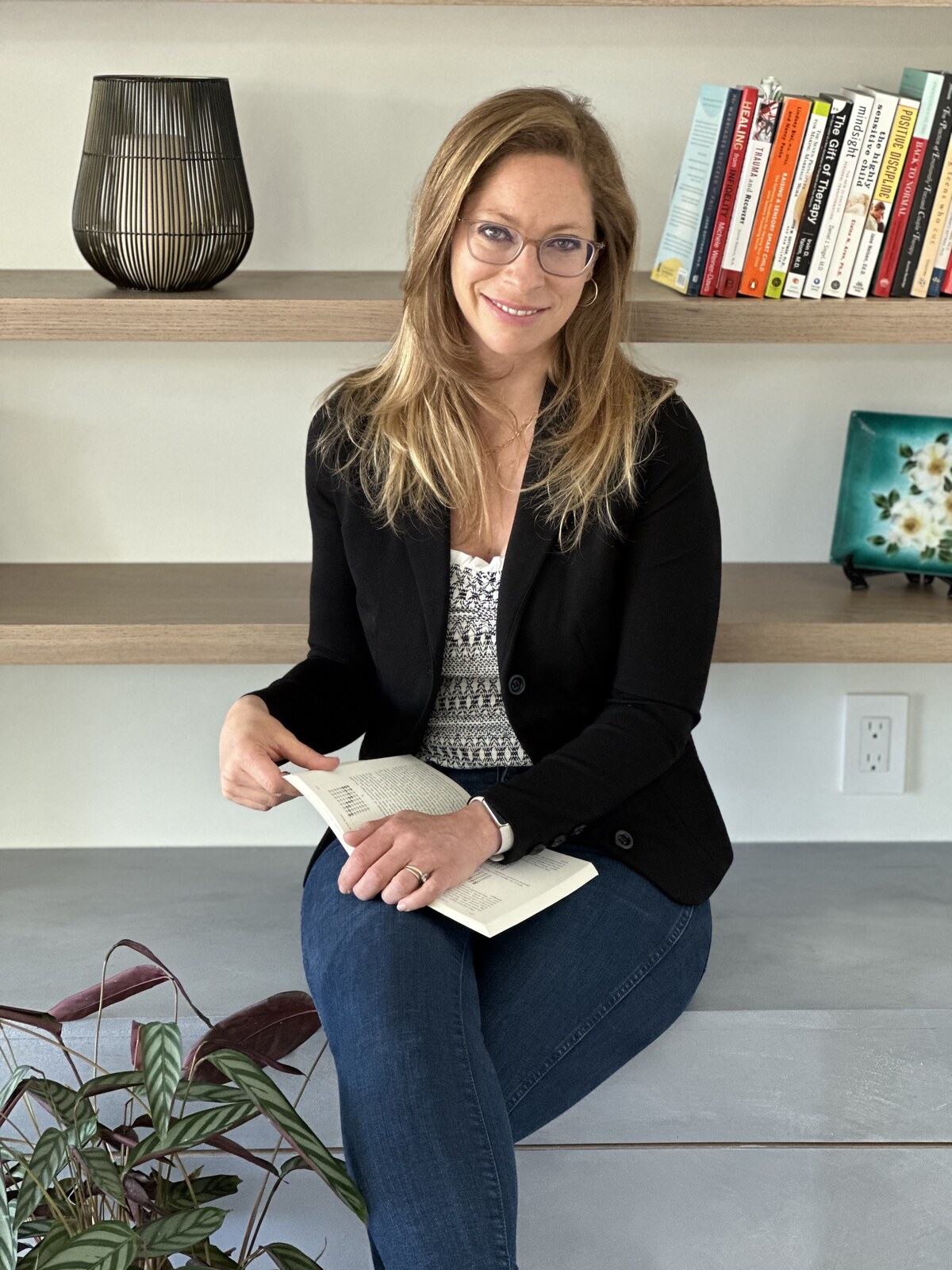 Elinor Wahrmann with a book